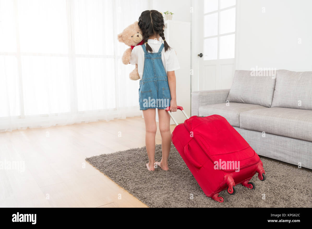 Vista posteriore foto di attraente ragazza carina bambini azienda ... Soggiorno pronto