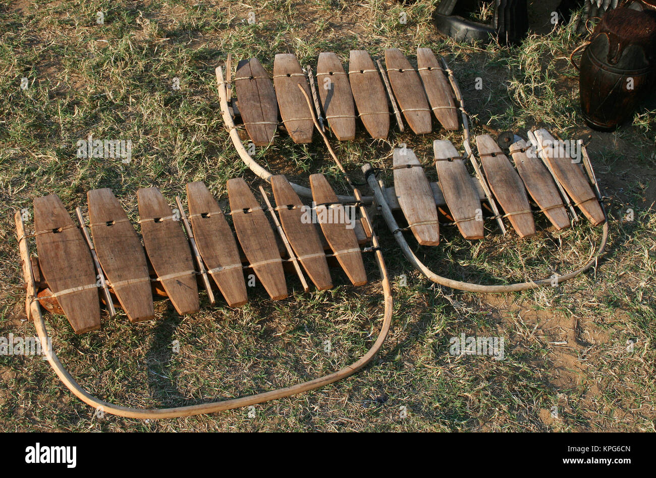 Mozambico, handcarved tradizionali in legno strumenti musicali in vendita in Ponta do Ouro Foto Stock