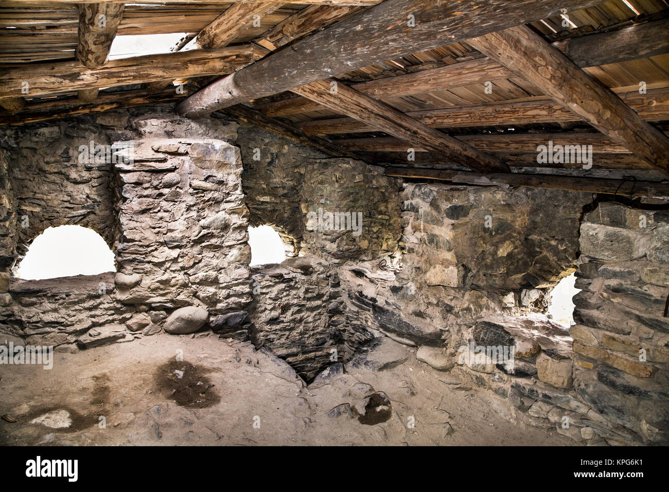 Piscina di antiche torri Svan Mestia in città, regione di Svaneti, Georgia, l'Europa. Maggiore gamma di Caucaso. Foto Stock