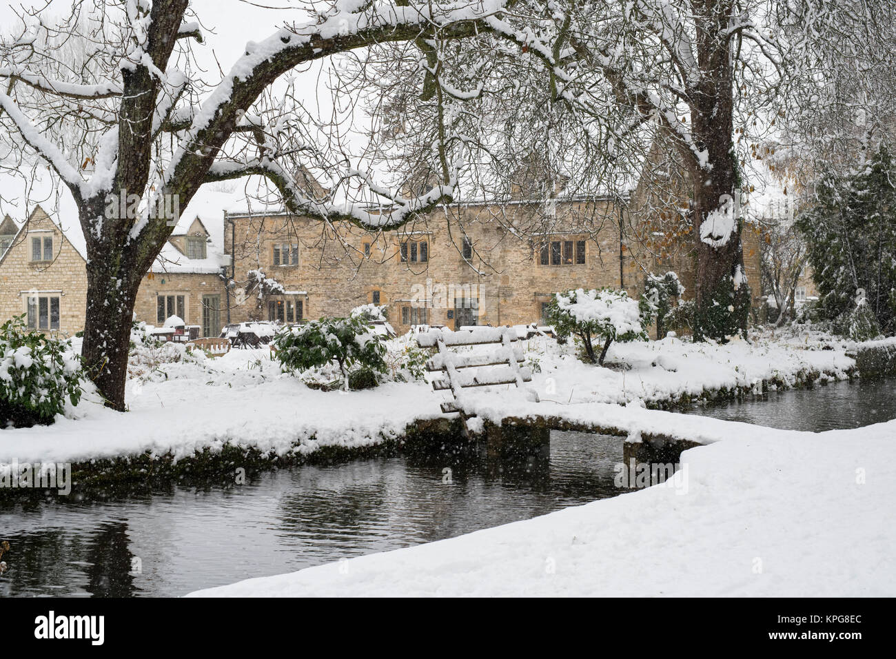 Le stragi Country inn mentre la sua neve in dicembre. Lower Slaughter, Cotswolds, Gloucestershire, Inghilterra Foto Stock