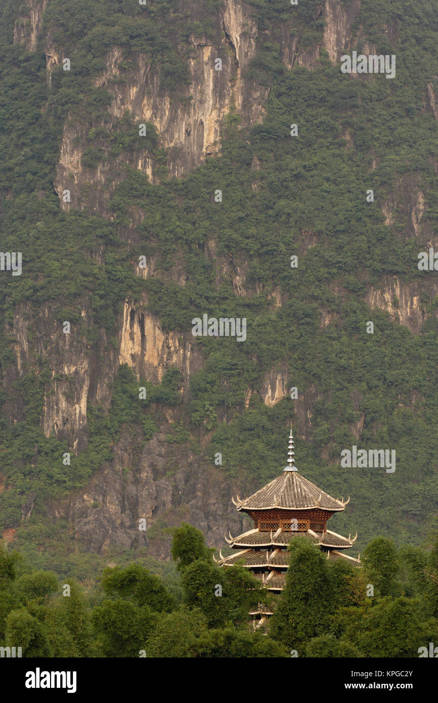 Pagoda gigante e di picco del carso dietro, dal Ponte di Yangshuo, Cina Foto Stock