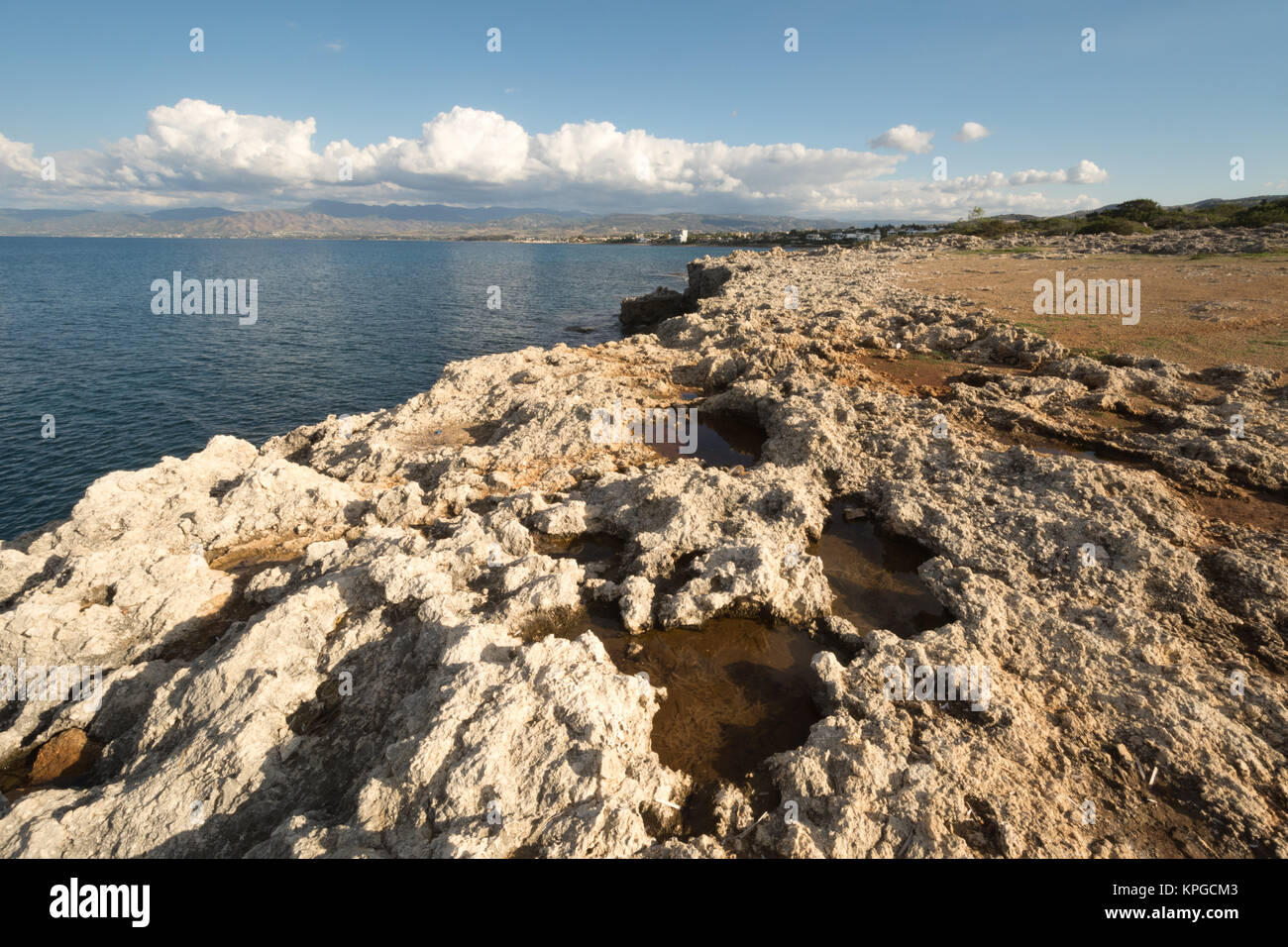 Paesaggi di pietra calcarea con piscine di roccia accanto al mare nei pressi di Latchi in Cipro Foto Stock