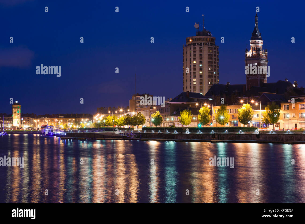 Francia, Nord, le Fiandre francesi, Dunkerque, vista città dal Bassin du Commerce marina, crepuscolo. Foto Stock