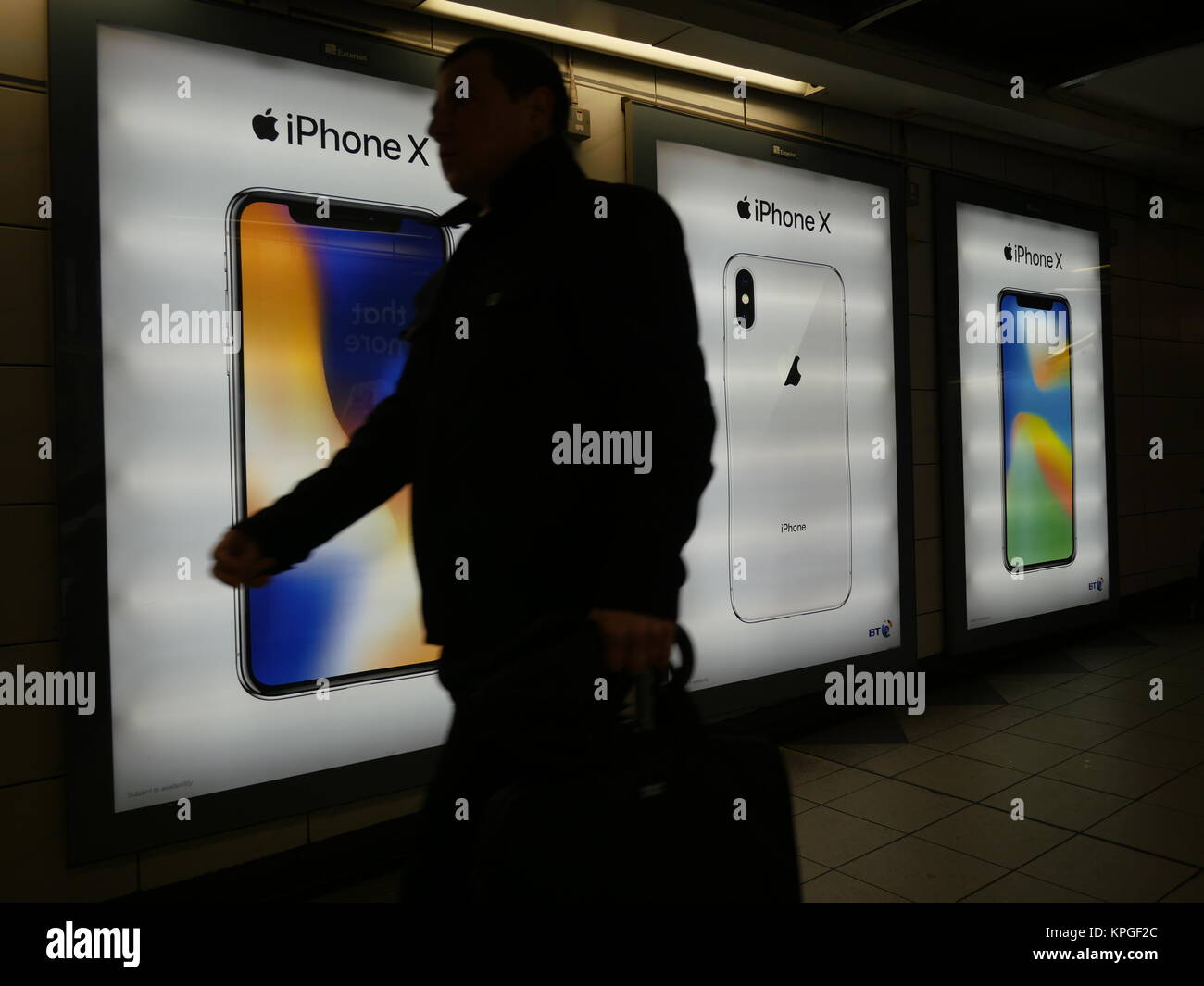 Fila di Iphone X annunci su poster illuminati, Central London, Regno Unito  Foto stock - Alamy