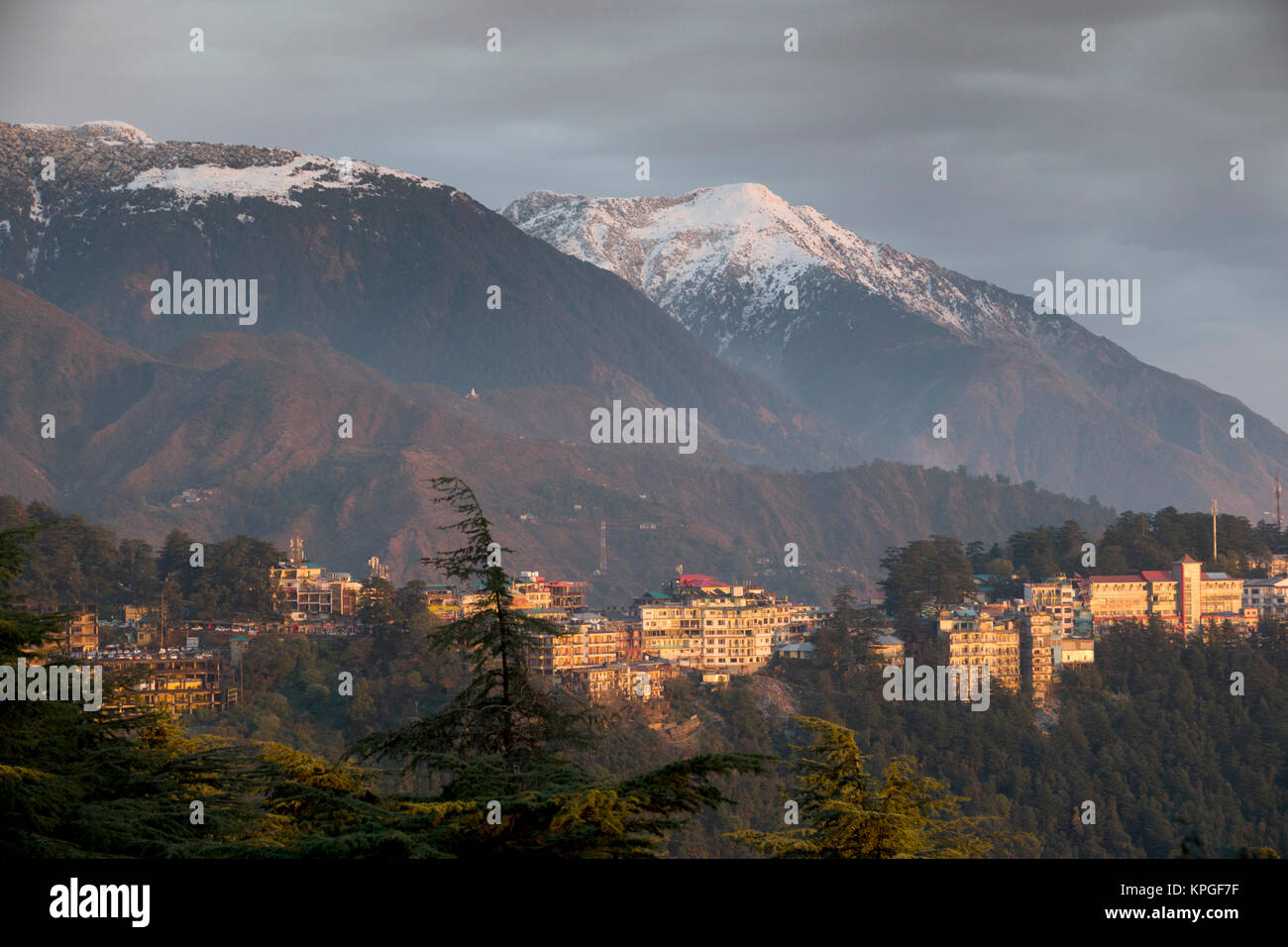 Vista panoramica di Mcleod Ganj con montagne coperte di neve in background Foto Stock