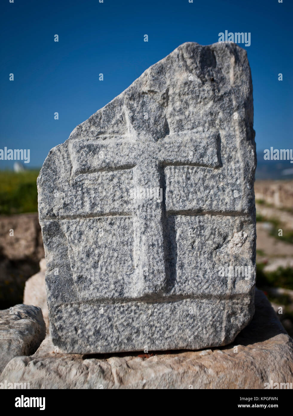 Una croce cristiana in pietra a Laodicea Foto Stock