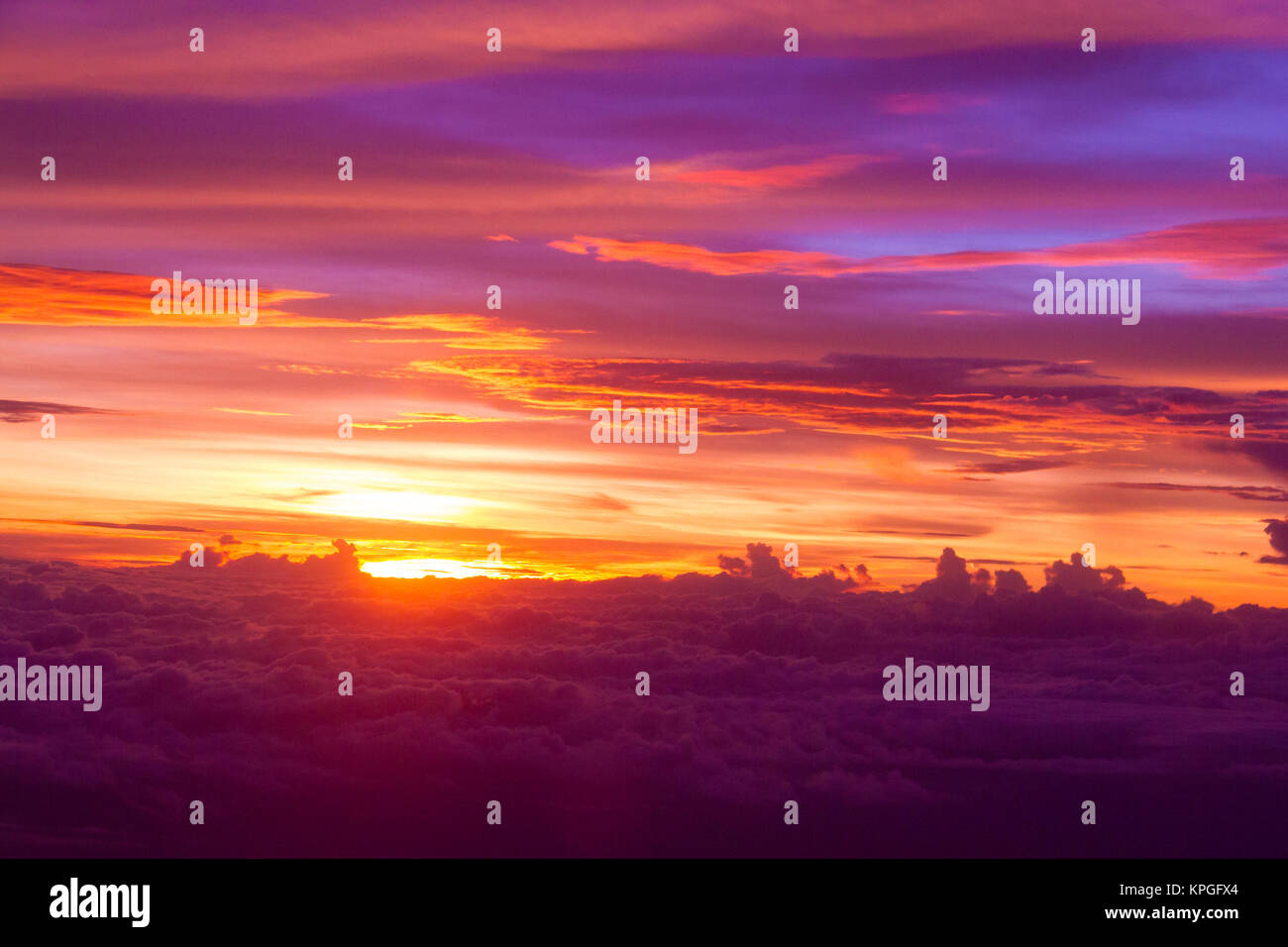 Il tramonto del crepuscolo e cloud sky,sfondo colorato cielo drammatico Foto Stock