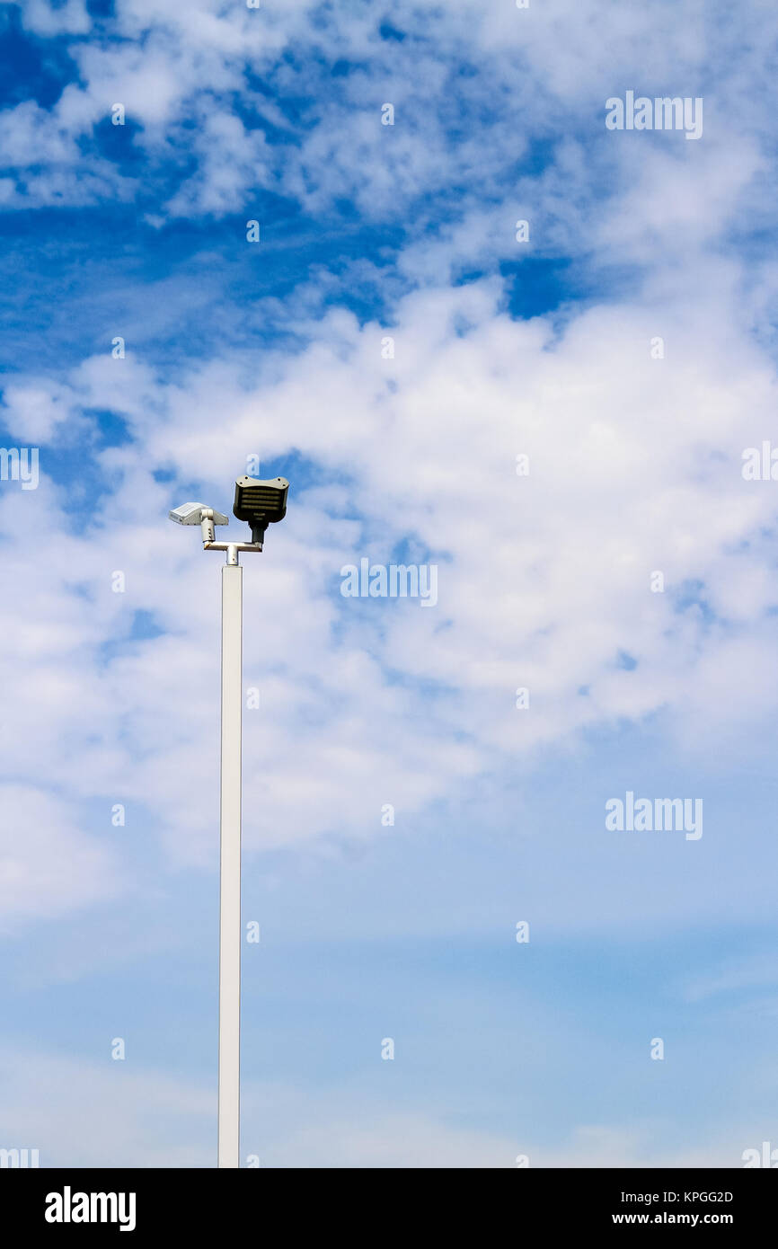 Via la luce con cielo blu sullo sfondo Foto Stock
