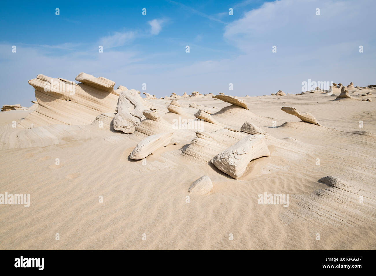 Dune fossili ad al Wathba, attrazione turistica di Abu Dhabi, Emirati Arabi Uniti, impressionanti formazioni di arenaria, scolpite dai venti del deserto in questo arido paesaggio Foto Stock