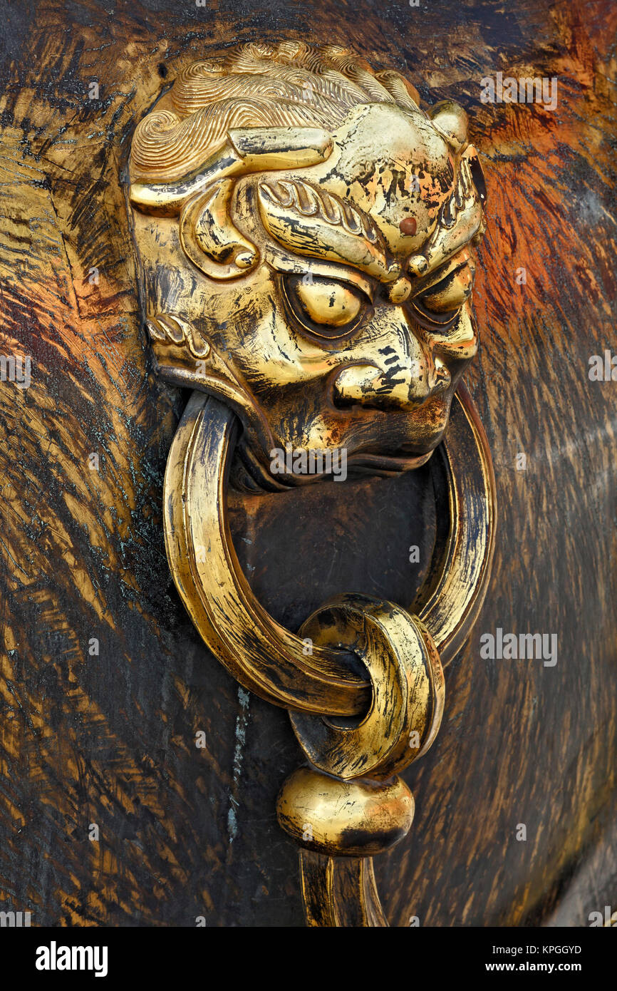Testa leone dettaglio sul vaso di bronzo, la Città Proibita di Pechino, Cina Foto Stock
