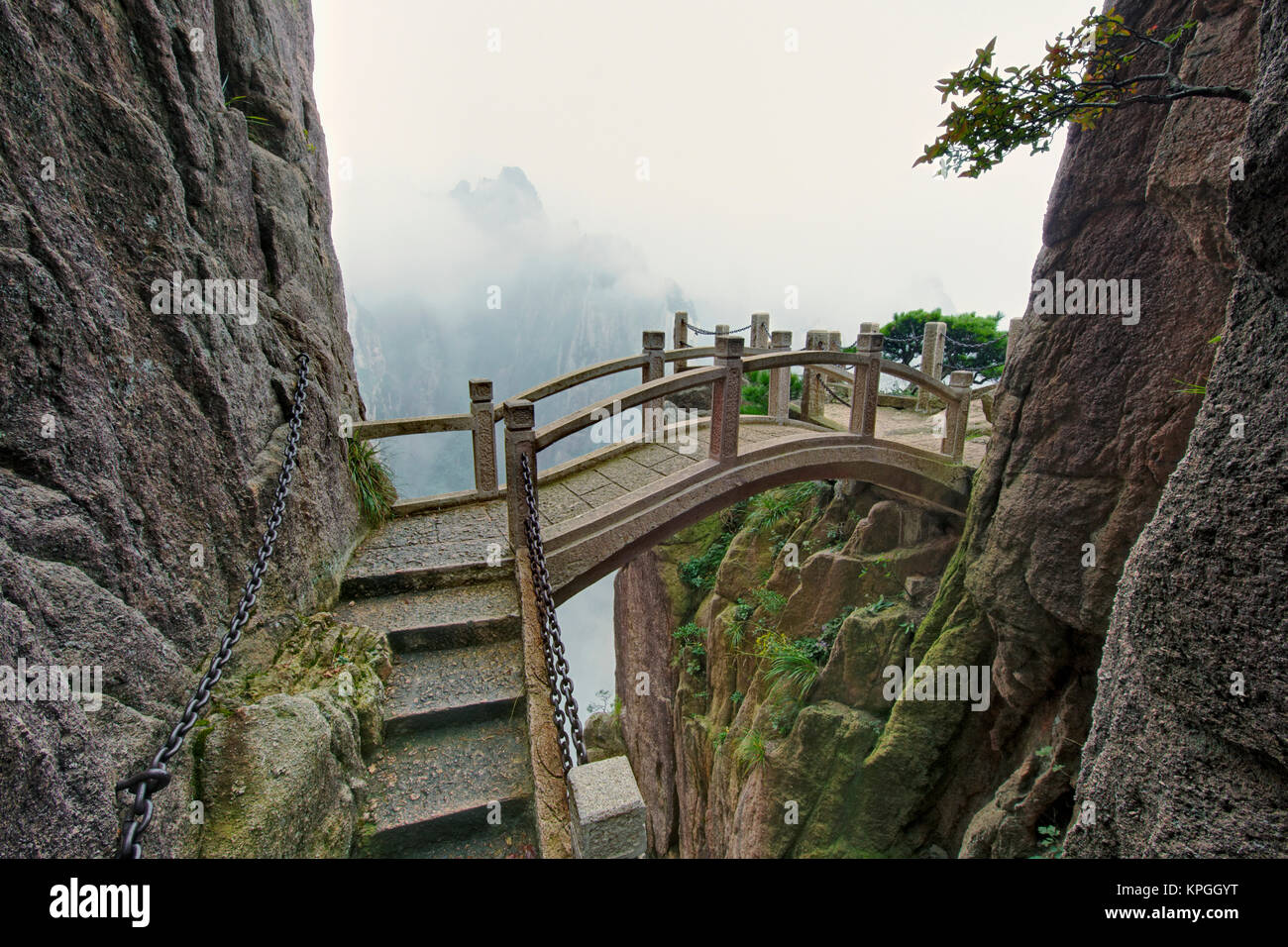 Percorso e piccolo ponte gialle di montagna, Huangshan, Cina Foto Stock