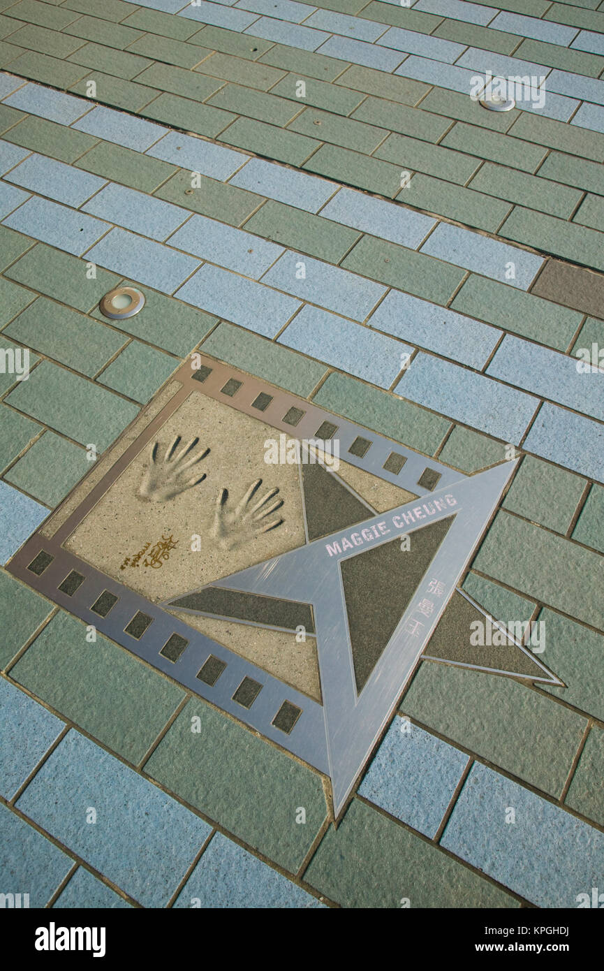 Cina, Hong Kong. Kowloon, Viale delle Stelle dal Victoria Harbour, placca e Handprints di Maggie Cheung, attrice. Foto Stock