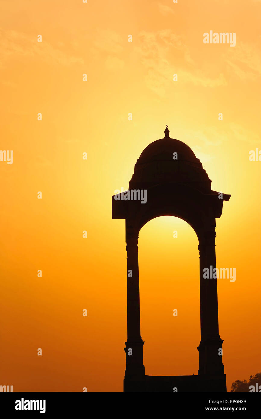 Torre vicino alla porta dell'India stagliano al tramonto, New Delhi, India Foto Stock