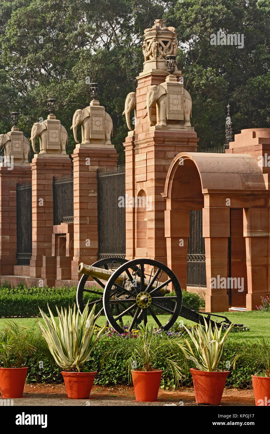 Canon presso il cancello di fronte al Parlamento di Delhi, comunemente noto come il Sansad Bhawan. Situato alla fine del Sansad Marg a Nuova Delhi, la Casa del Parlamento è stato progettato da Herbert Baker e aperto nel 1927. Essa ha 247 pilastri con ampio corridoio. Foto Stock