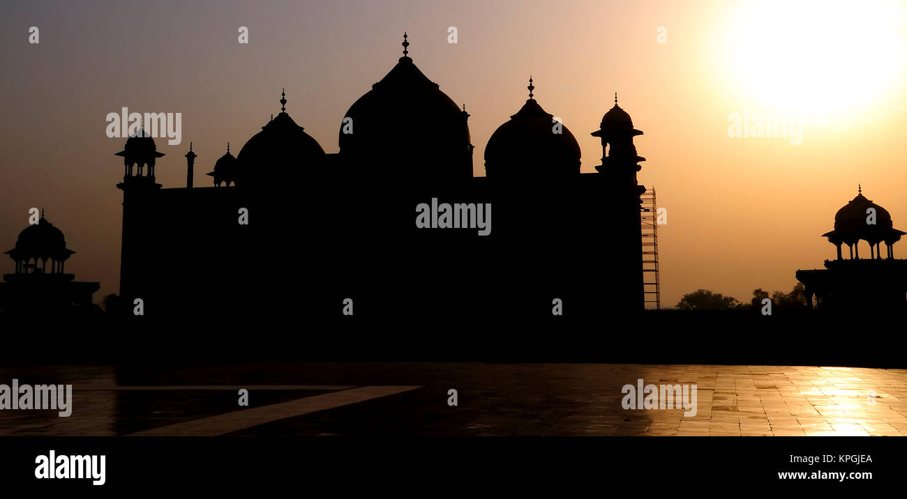 Asia, India, Uttar Pradesh, Agra. Il Taj Mahal. Un sito Patrimonio Mondiale dell'UNESCO. Una silhouette del Taj Mahal moschea noto come Jawab. Foto Stock