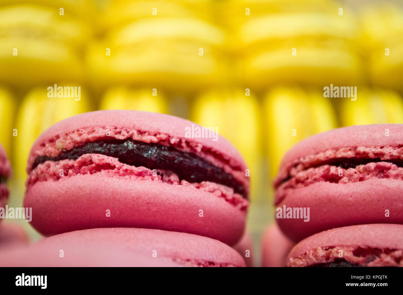 Strawberry macaron e amaretti giallo blur sullo sfondo Foto Stock