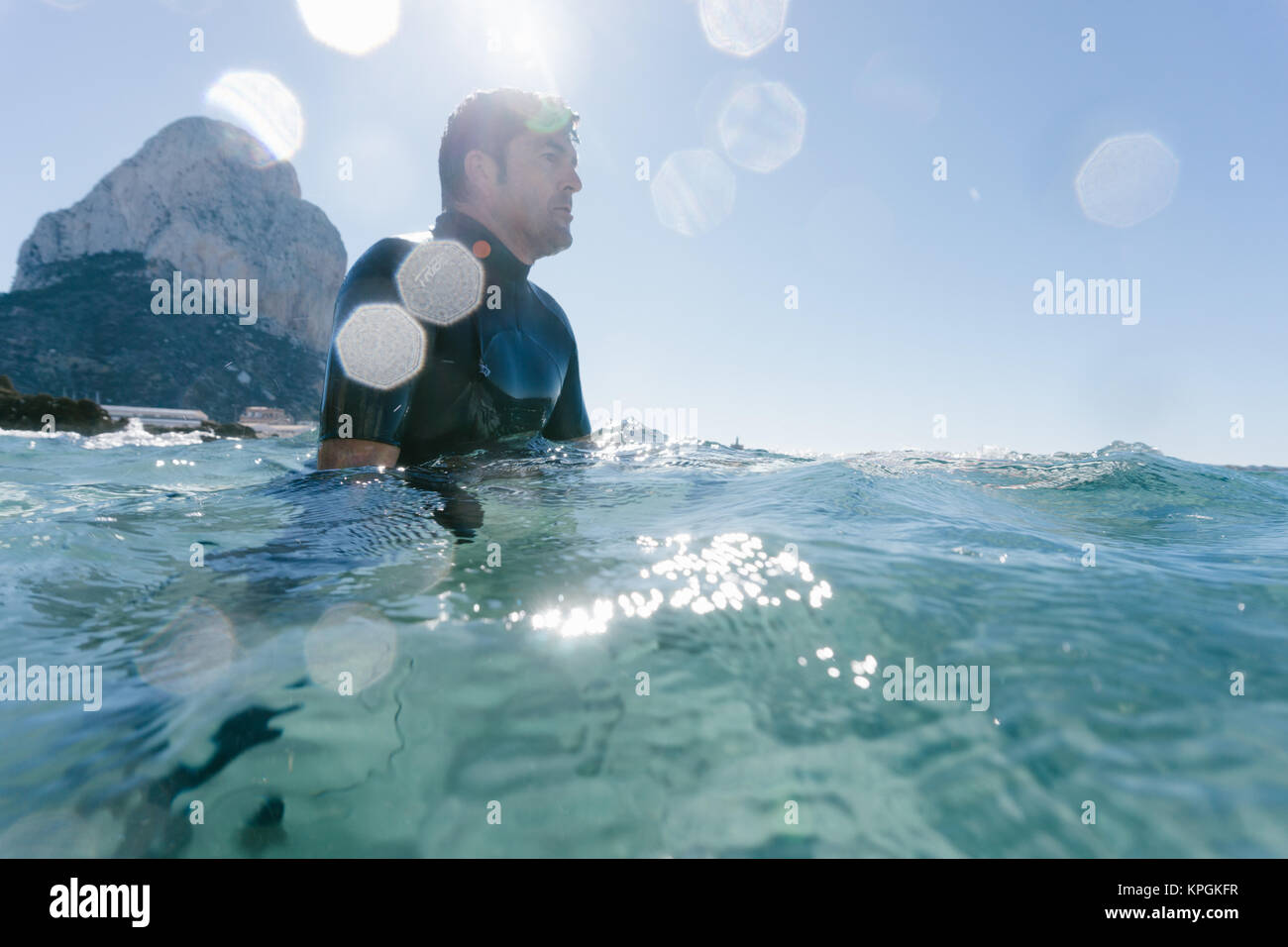 Giovane uomo in attesa di un'onda di surf Foto Stock