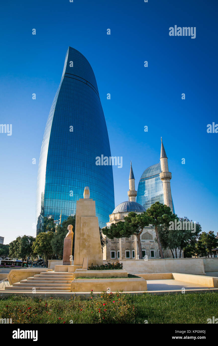 BAKU in Azerbaijan - Ott 4, 2016: Moschea dei Martiri (Sehidler Mescidi moschea, moschea turca) con le torri a fiamma grattacielo in background in Foto Stock