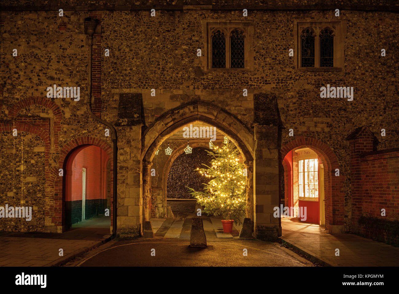 Il Kingsgate Arch in Winchester nel tempo di Natale. Una porta medievale della città risalente c1148, al di sopra di esso si trova la piccola chiesa 'St Swithun al Kingsgate Foto Stock