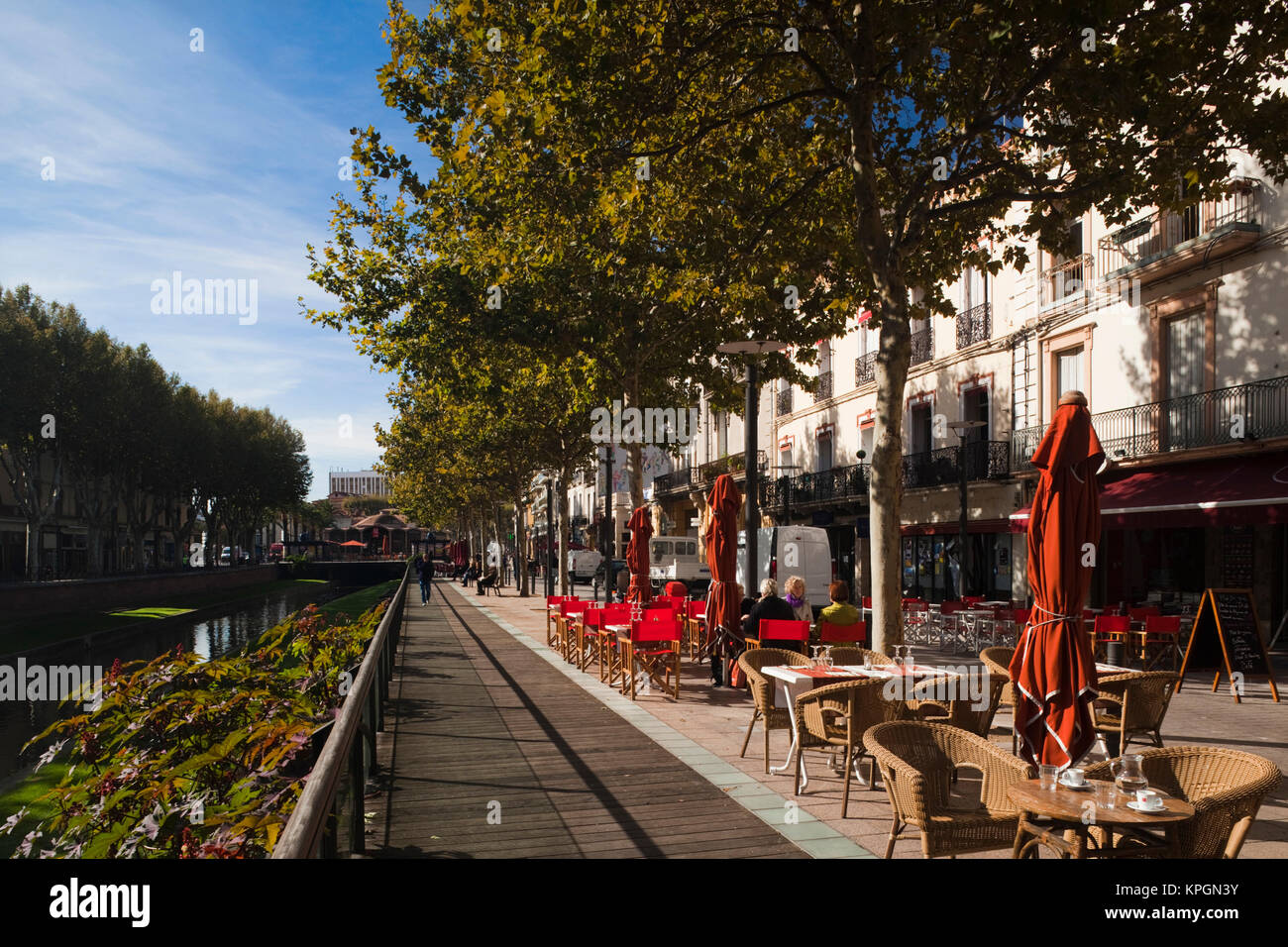 France, Languedoc-Roussillon, Dipartimento Pyrenees-Orientales, Perpignan, edifici lungo le basse Riverfront Foto Stock
