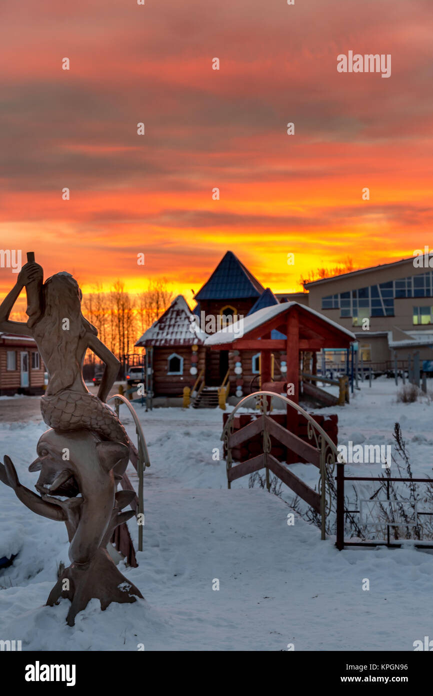 Alba sopra la città di sci pronto per la stagione sciistica Foto Stock