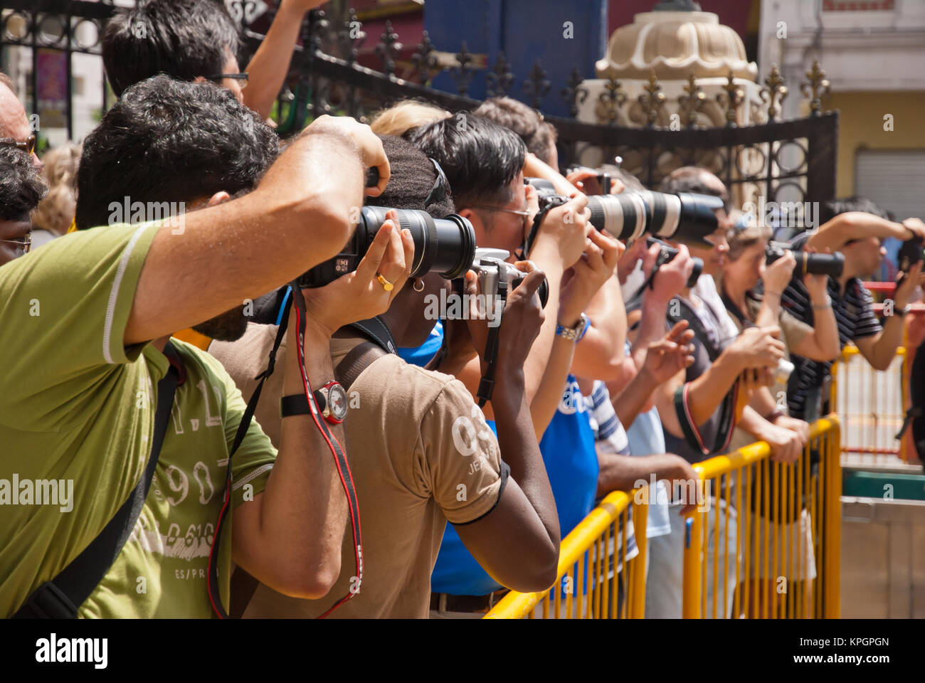 SINGAPORE - 30 gennaio: folla di fotografi in posa per ottenere un colpo a Thaipusam adottate il 30 gennaio 2010 a Singapore. Foto Stock