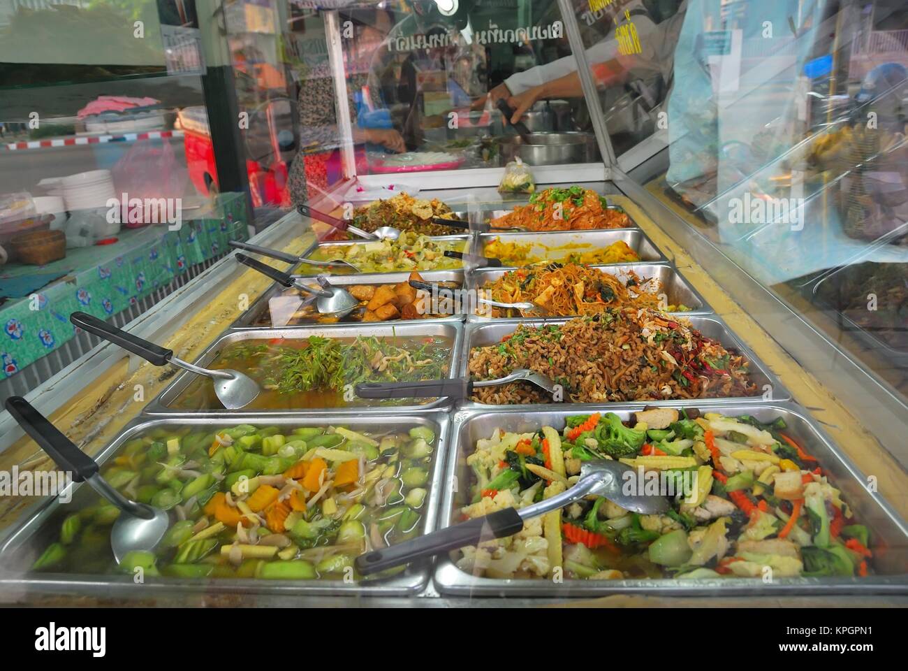 Varie Thai cucina vegetariana venduti a un cibo locale di stallo. Foto Stock