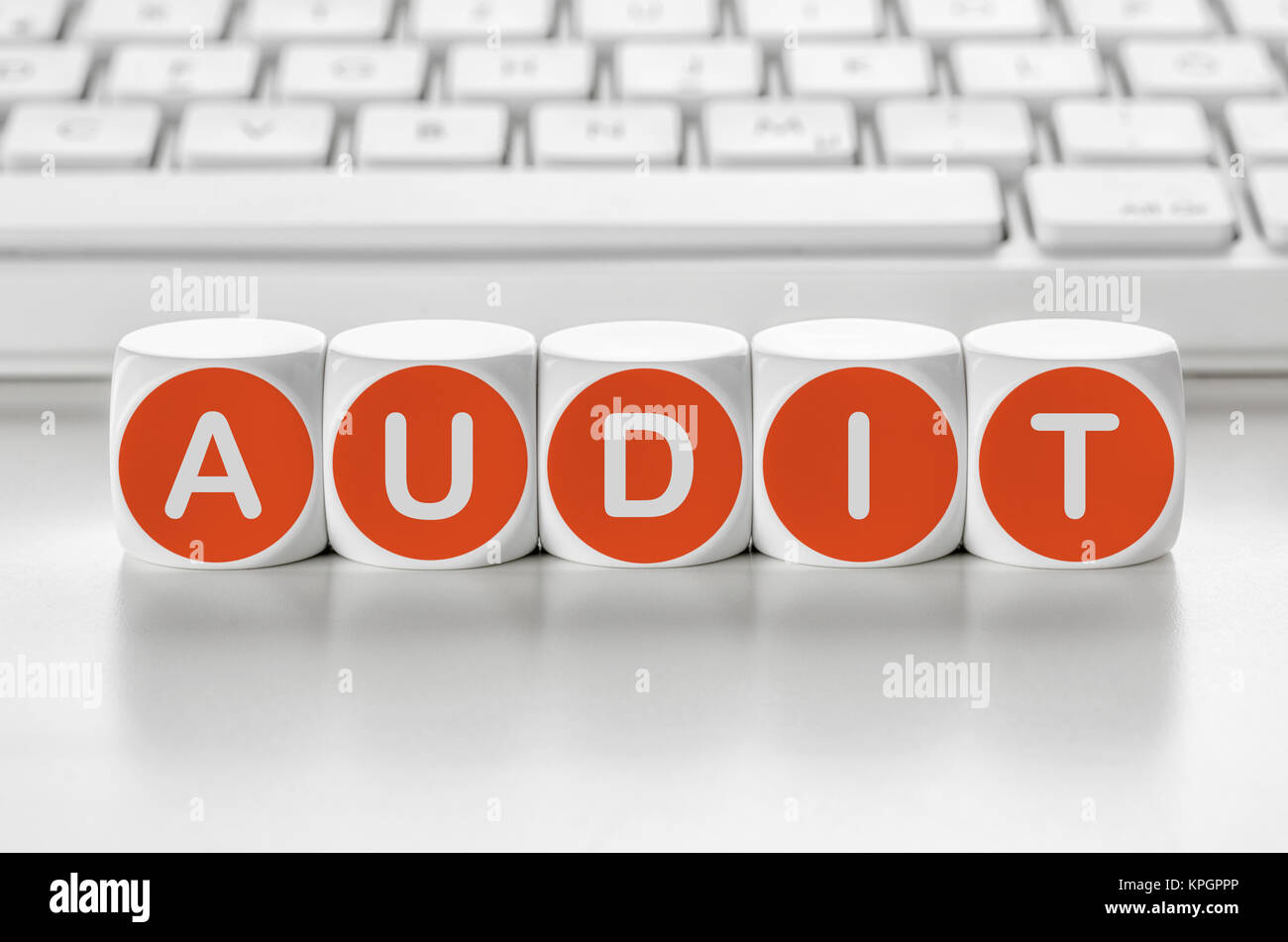 Buchstabenwürfel vor einer Tastatur - Audit Foto Stock