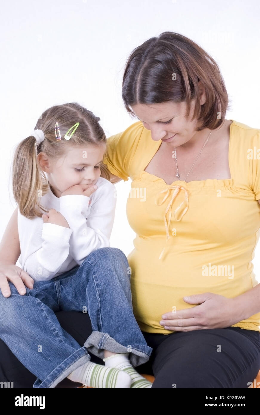 Schwangere Mutter, 25+, mit Tochter, 4 - la donna incinta con la figlia Foto Stock