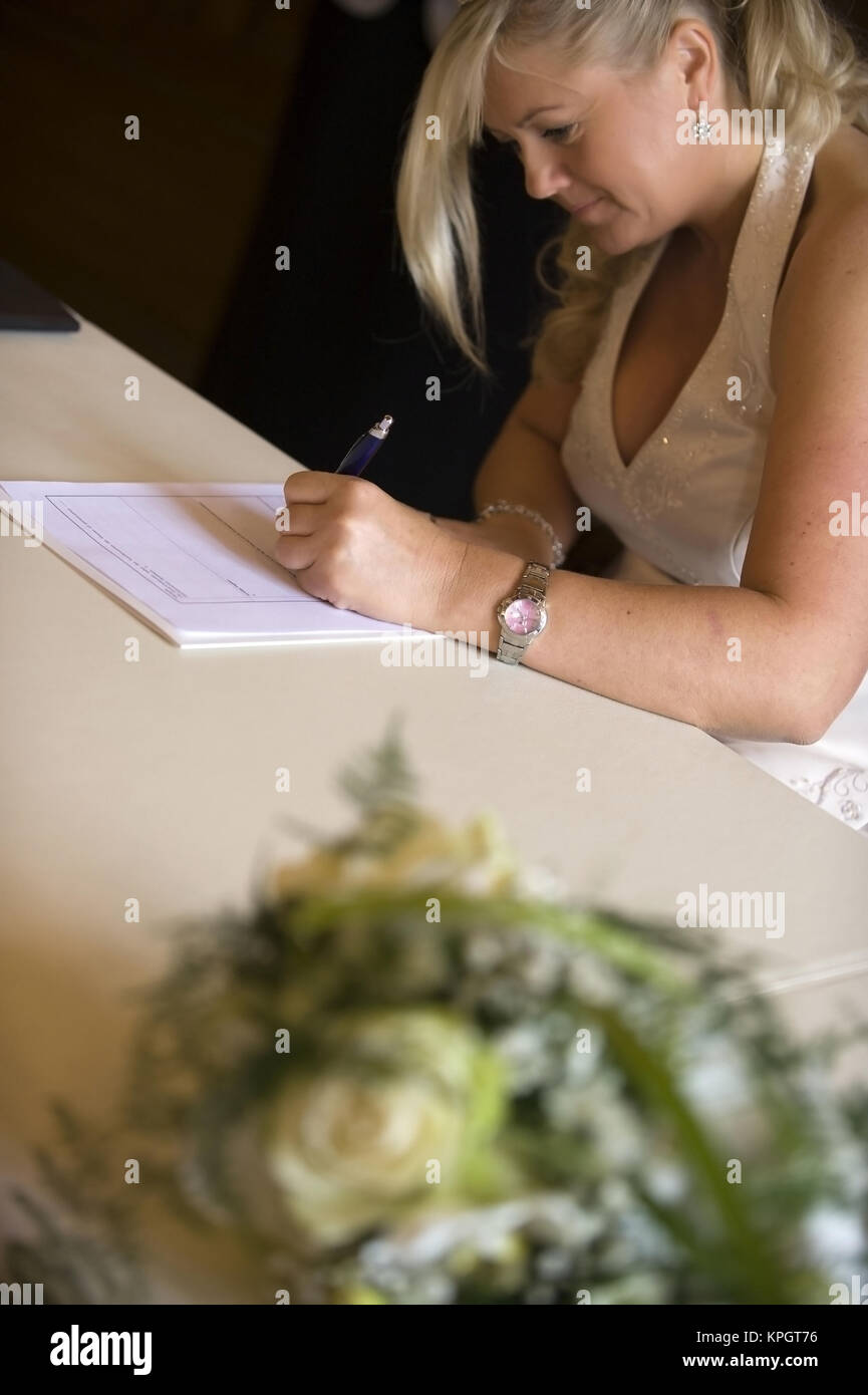 Modello rilasciato , Standesamtliche Hochzeit, Braut unterschreibt Heiratsurkunde am Standesamt - sposato in una cerimonia civile Foto Stock
