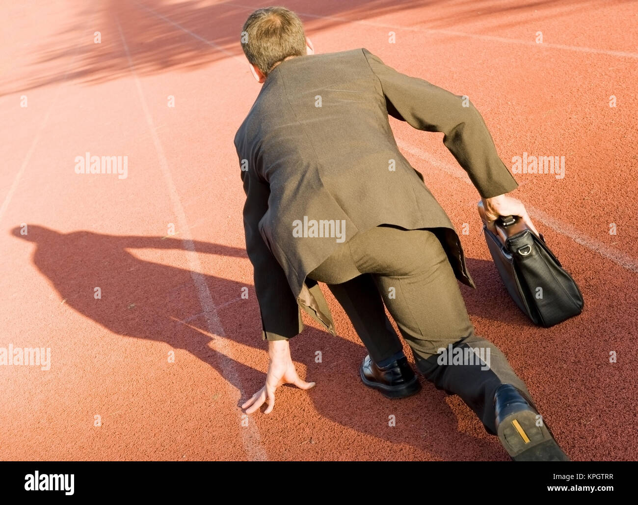 Modello rilasciato , Gesch?ftsmann in Startposition auf der Laufbahn - business uomo sulla via di corsa Foto Stock