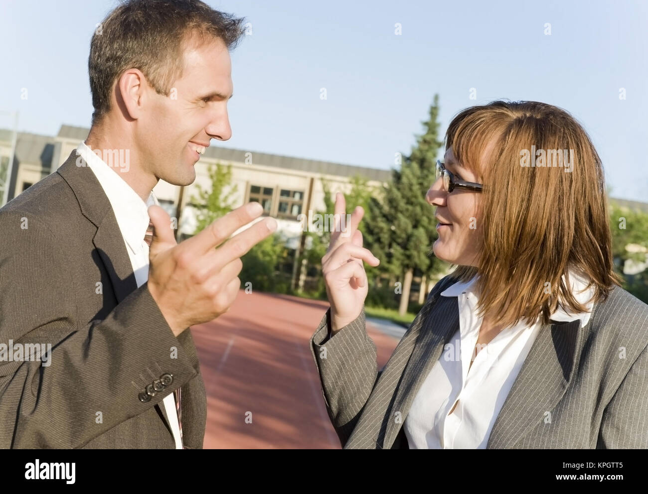 Modello rilasciato , Zwei Gesch?ftspartner im Gespr?ch - business partner di conversazione Foto Stock