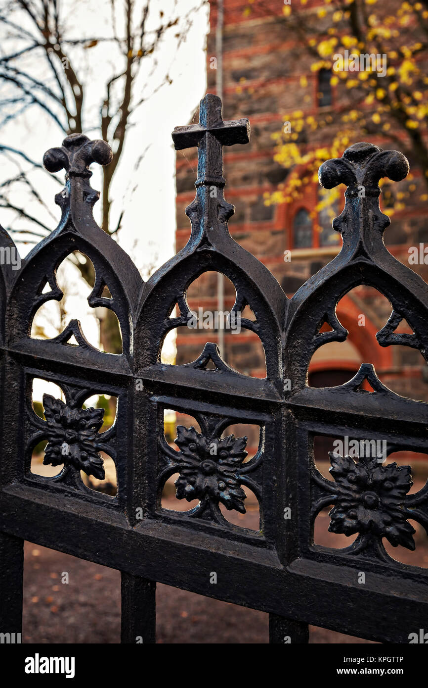 Ghisa chiesa gate con croci. Foto Stock