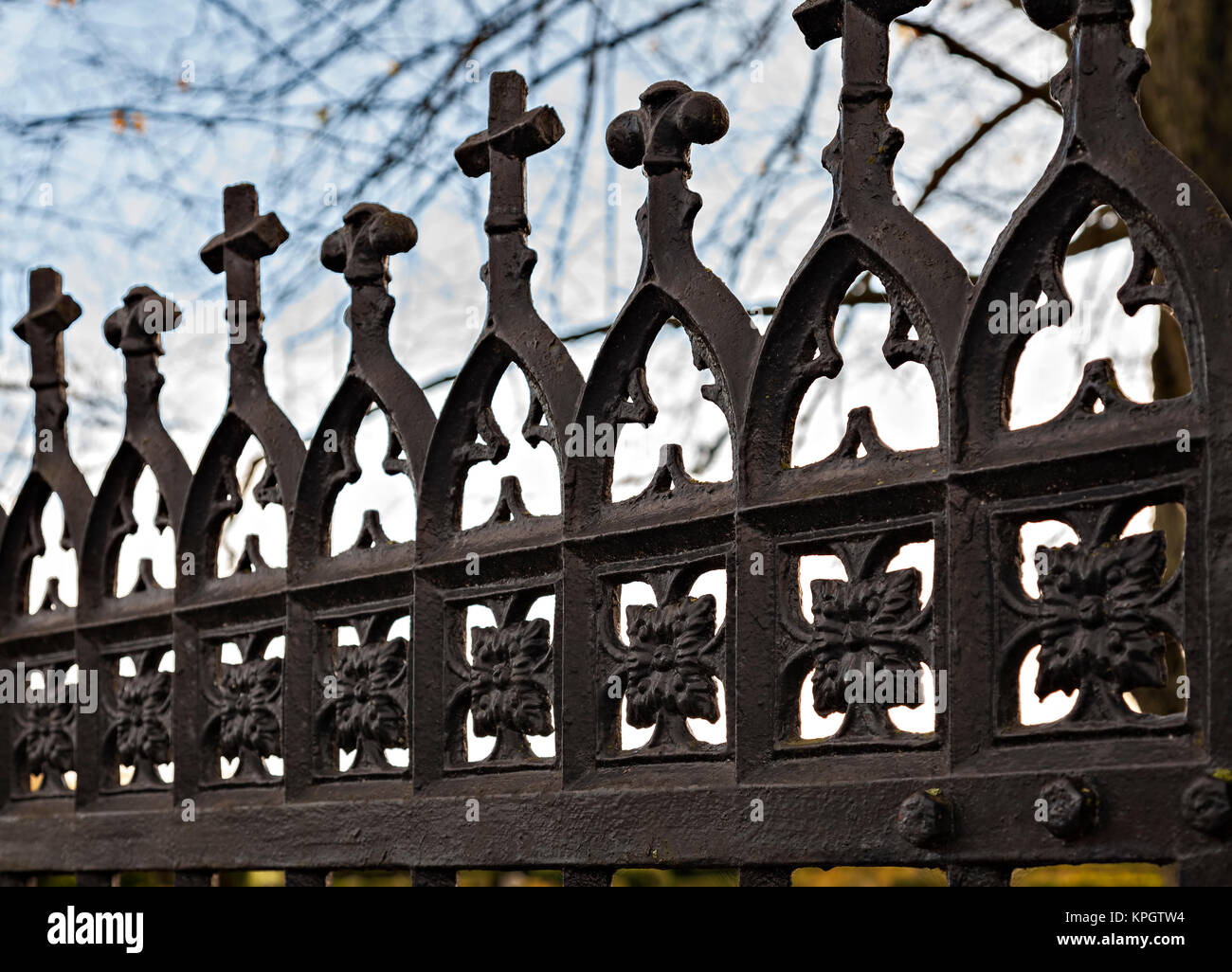 In ghisa con gate attraversa. Foto Stock