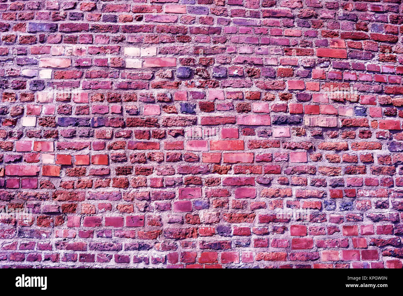 Il vecchio muro di mattoni, Ultra Violet nei toni del colore dell'immagine. Foto Stock