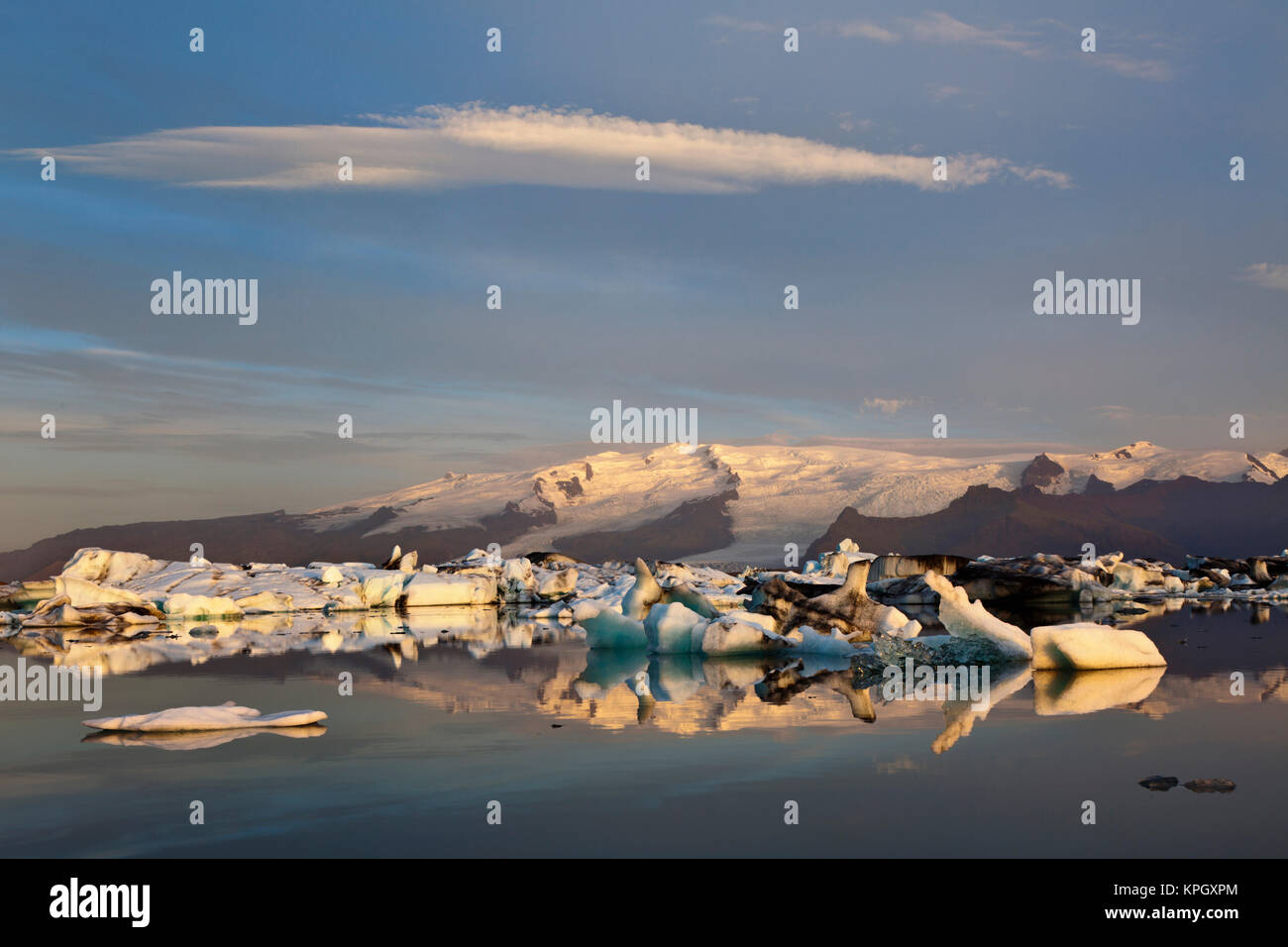 Laguna glaciale di sunrise, Islanda Foto Stock