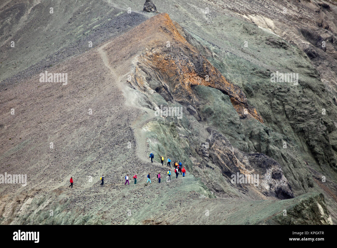 Gli escursionisti sul sentiero di montagna, Islanda Foto Stock