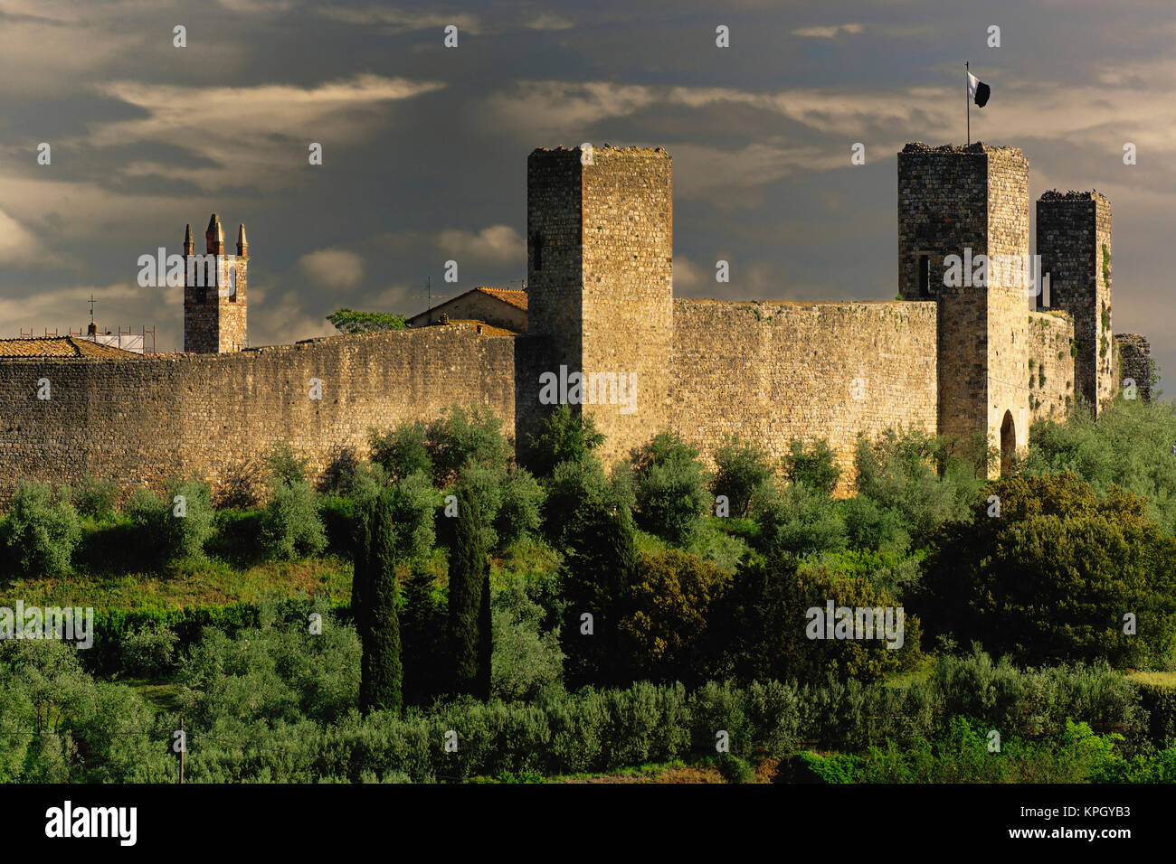 Città murata di Monteriggioni, in provincia di Siena e nuvole di tempesta, nella regione italiana della Toscana. Foto Stock