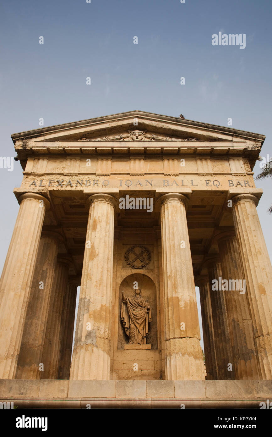 Malta, La Valletta, Lower Barrakka Gardens, tempio dorico memorial a Sir Alexander Ball, inglese ufficiale della marina che ha preso a Malta dalla francese nel 1800 Foto Stock