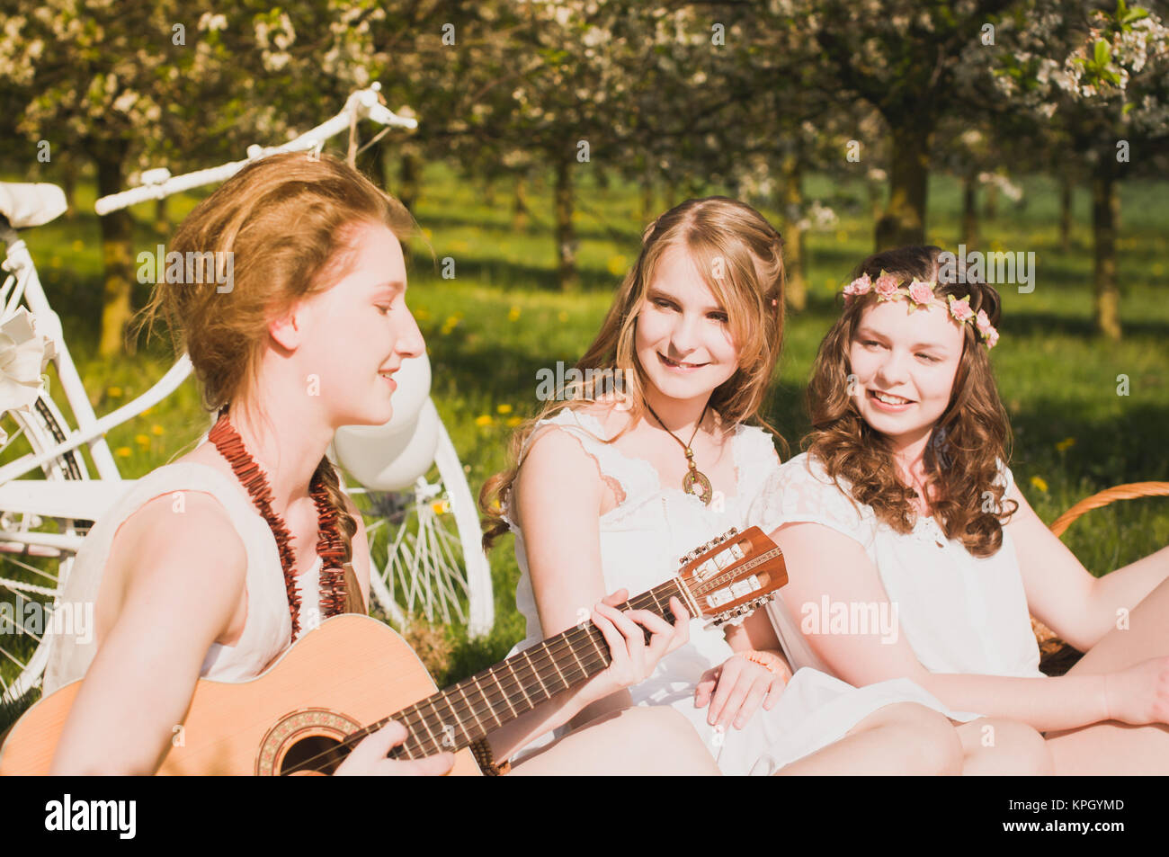 Giovani donne in Cherry Garden Foto Stock