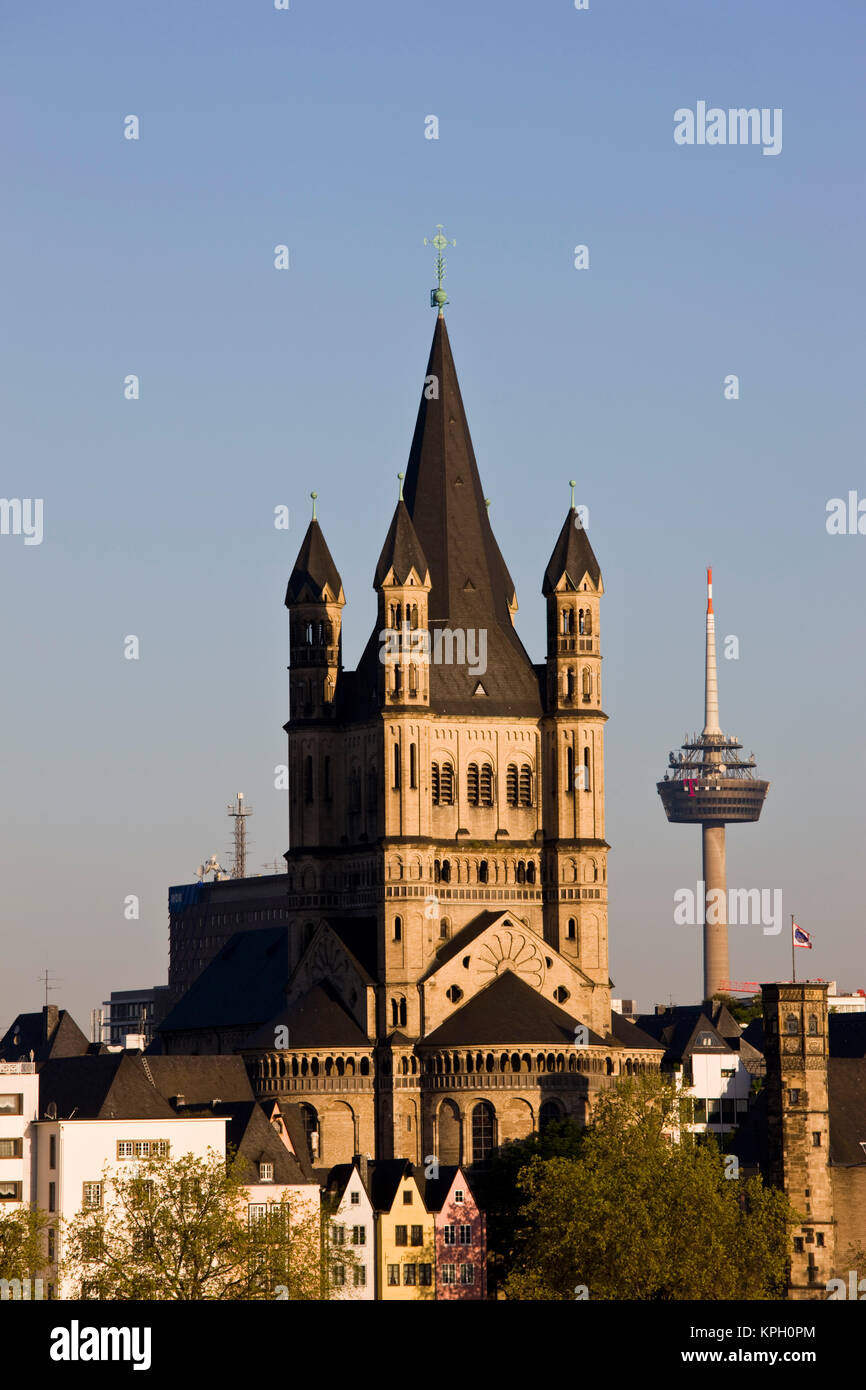 In Germania, in Renania settentrionale-Vestfalia, Colonia. Gross-St. Martin Chiesa, la mattina. Foto Stock