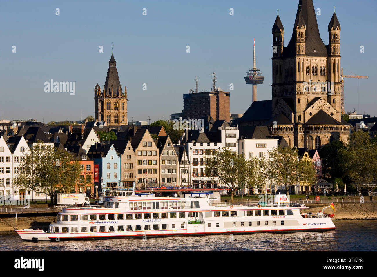 In Germania, in Renania settentrionale-Vestfalia, Colonia. Gross-St. Martin Chiesa, la mattina. Foto Stock