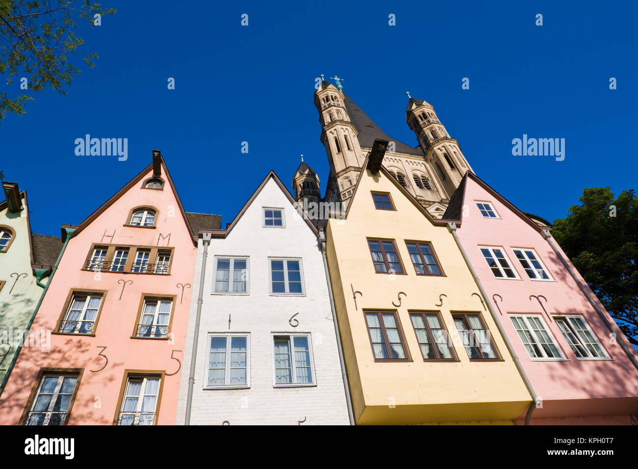 In Germania, in Renania settentrionale-Vestfalia, Colonia. Rhein riverside edifici e lordi di San Martino la chiesa. Foto Stock