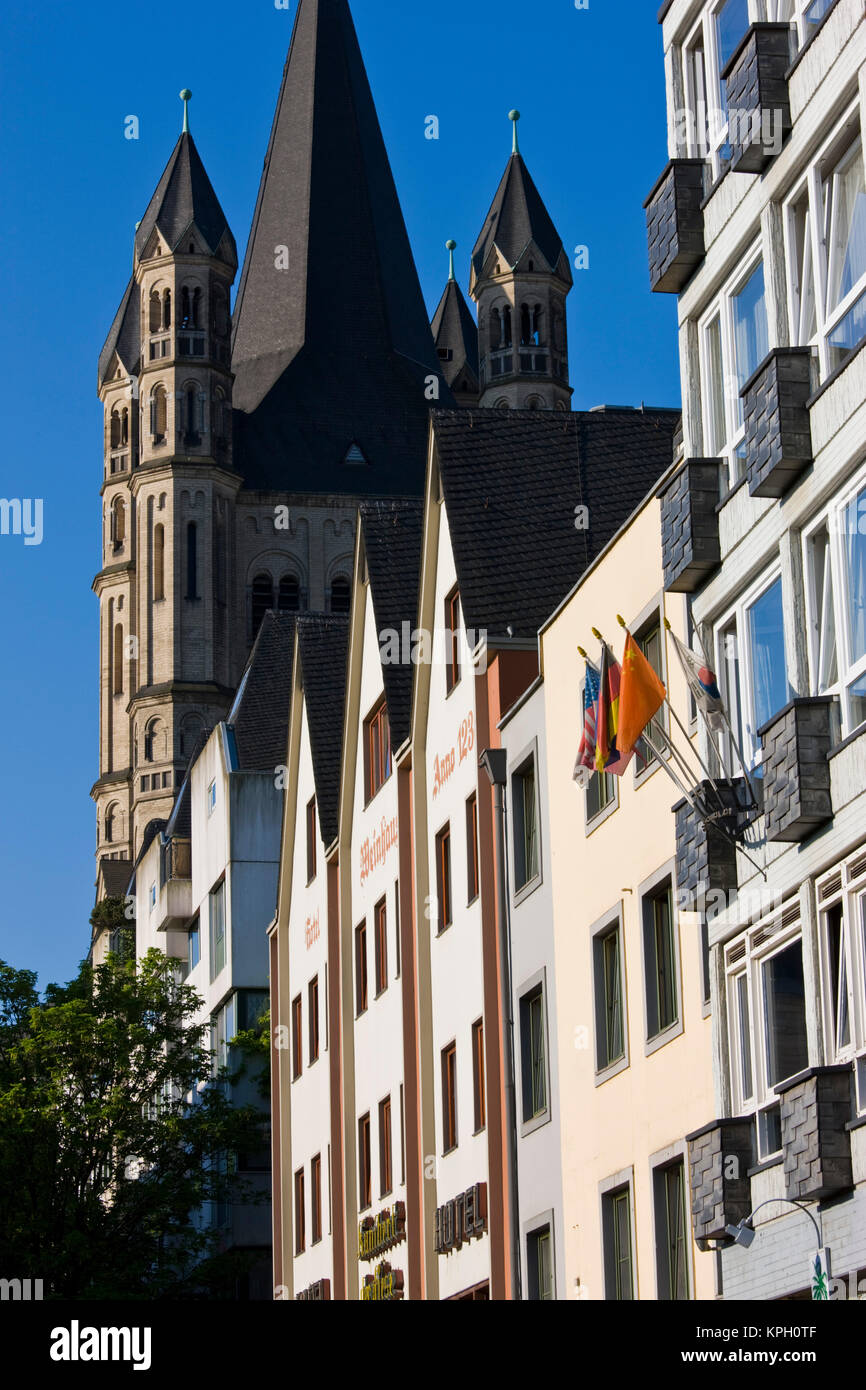 In Germania, in Renania settentrionale-Vestfalia, Colonia. Rhein riverside edifici e lordi di San Martino la chiesa. Foto Stock