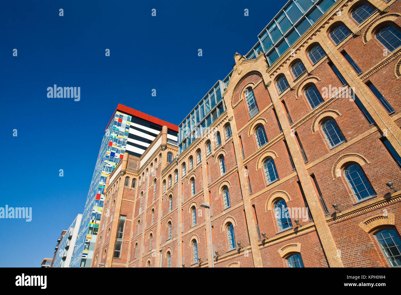 In Germania, in Renania settentrionale-Vestfalia, Dusseldorf, Medienhafen. Edificio Colorium da William Alsop. Foto Stock