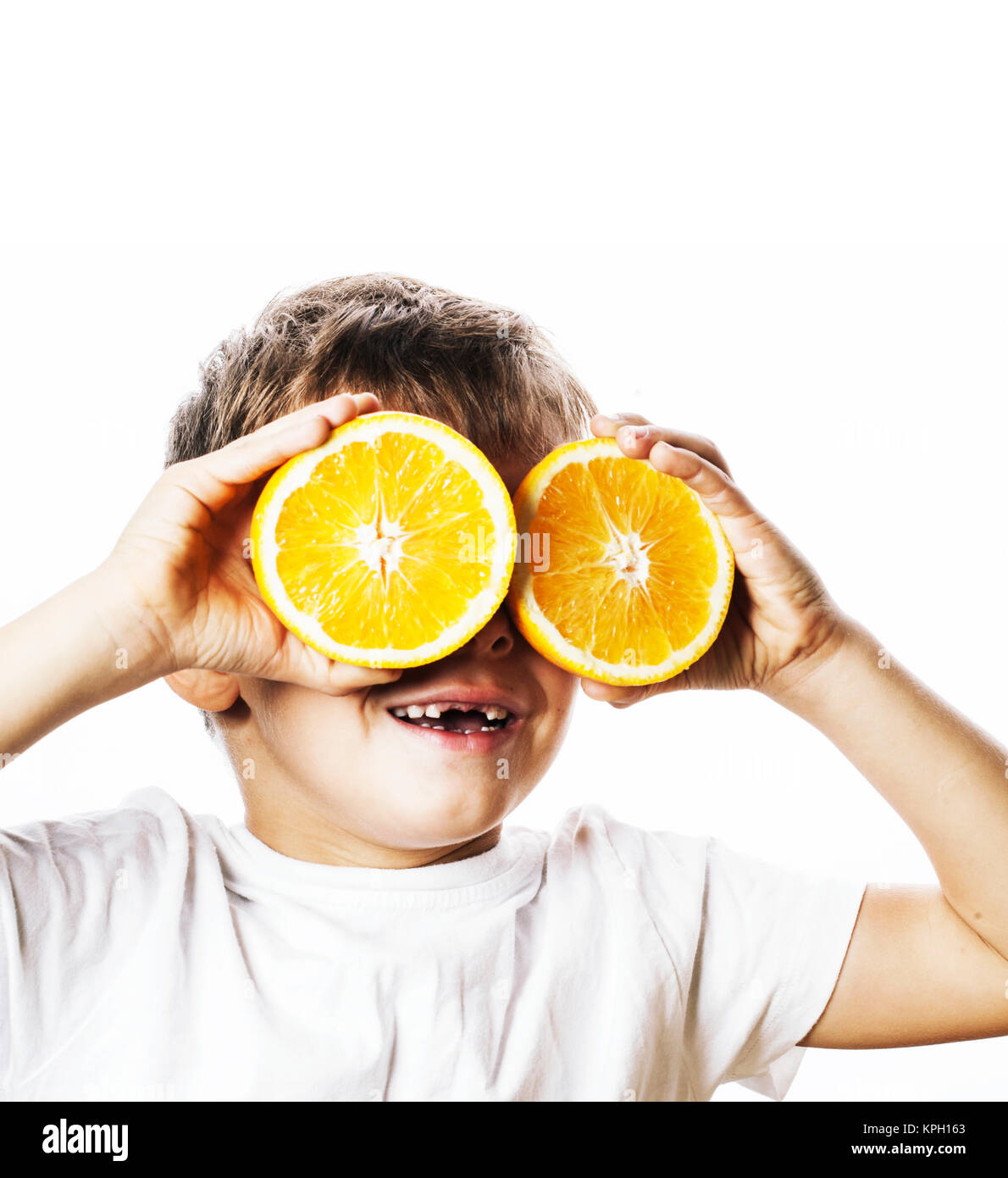 Poco carino Ragazzo con frutta di arancia doppio isolato su bianco sorridente senza denti frontali adorabili kid allegro close up Foto Stock