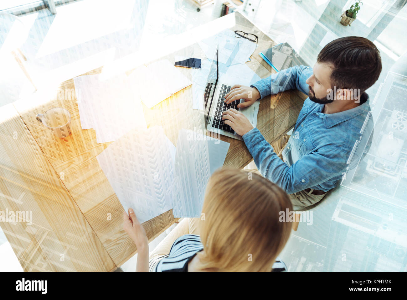 Due occupati colleghi affidabile il lavoro con i documenti di seduta e. Foto Stock