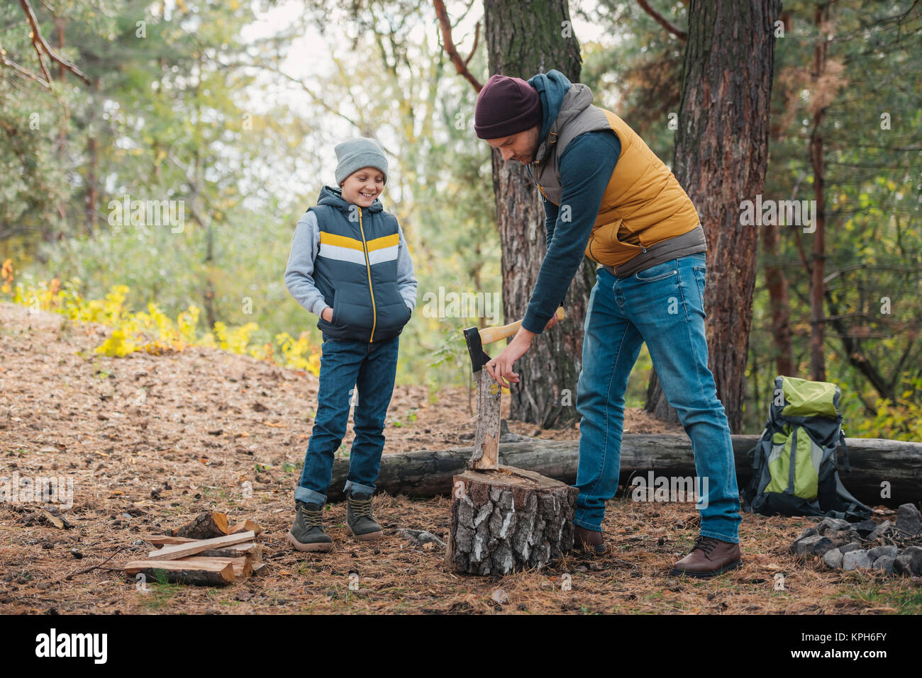 Padre e figlio di legna da ardere di trinciatura Foto Stock