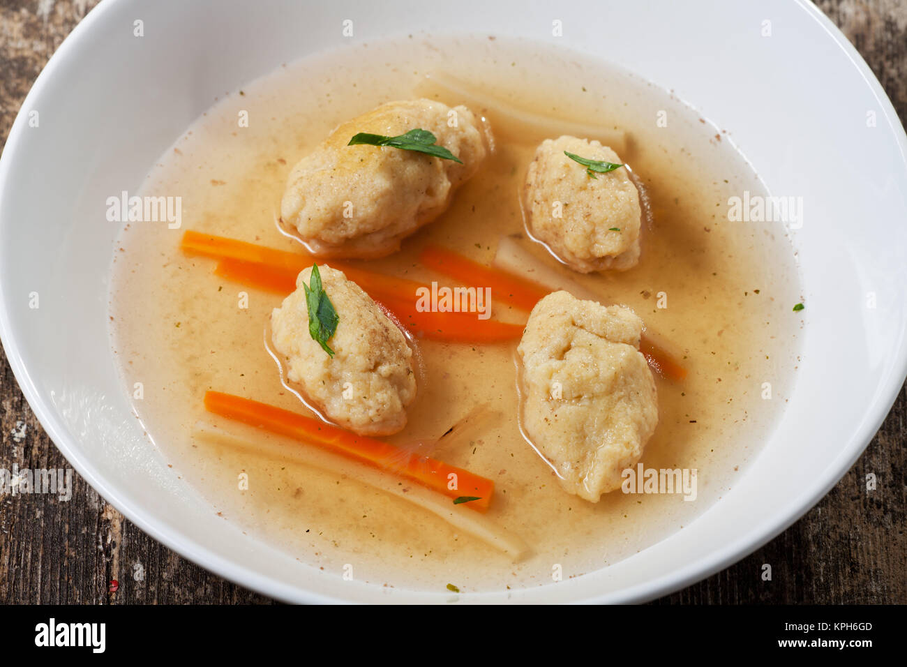 Bavarian Brodo con gnocchi di semolino Foto Stock