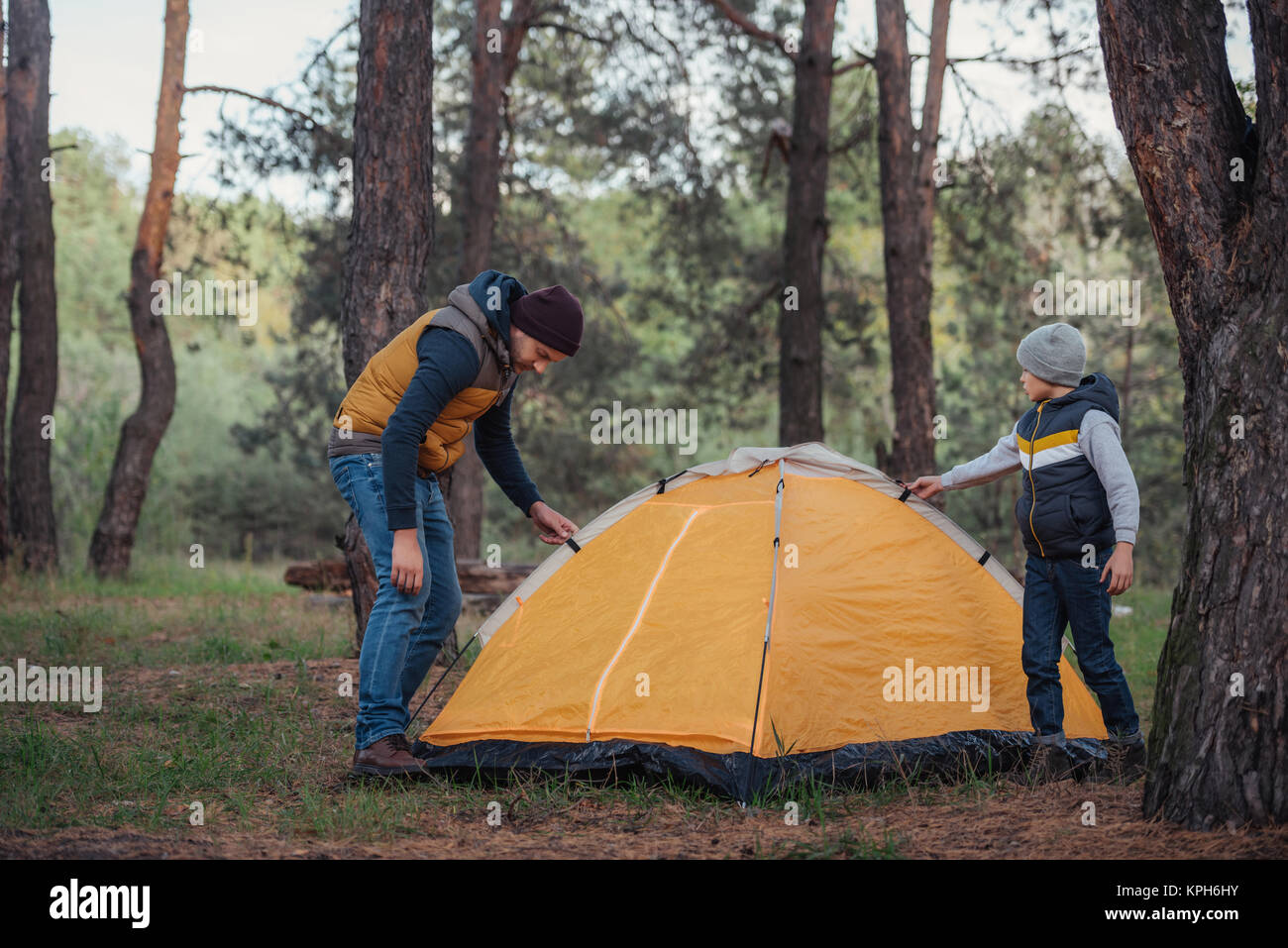 Padre e figlio mettendo a tenda Foto Stock